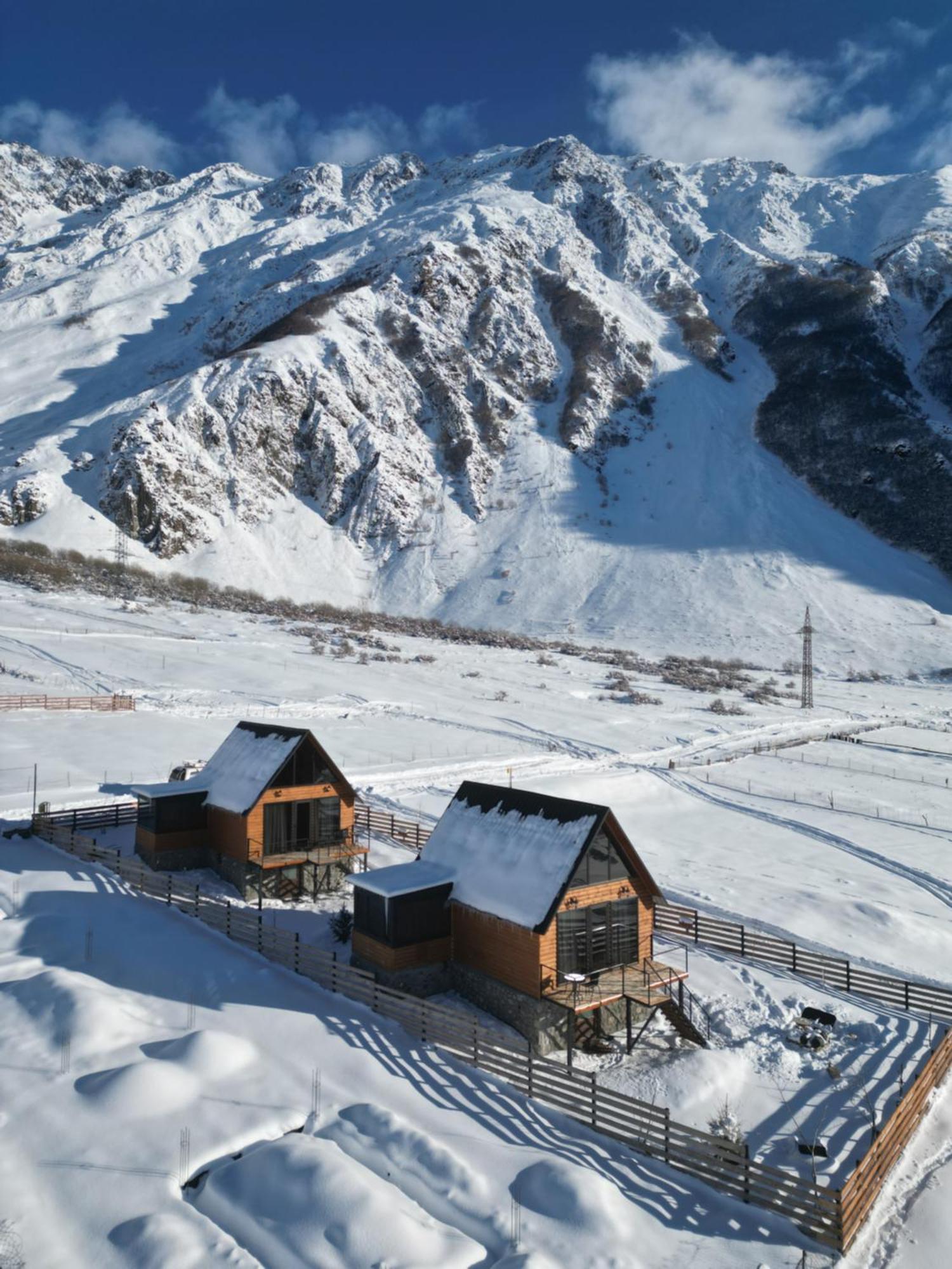 Traveler'S Cottages In Kazbegi Esterno foto