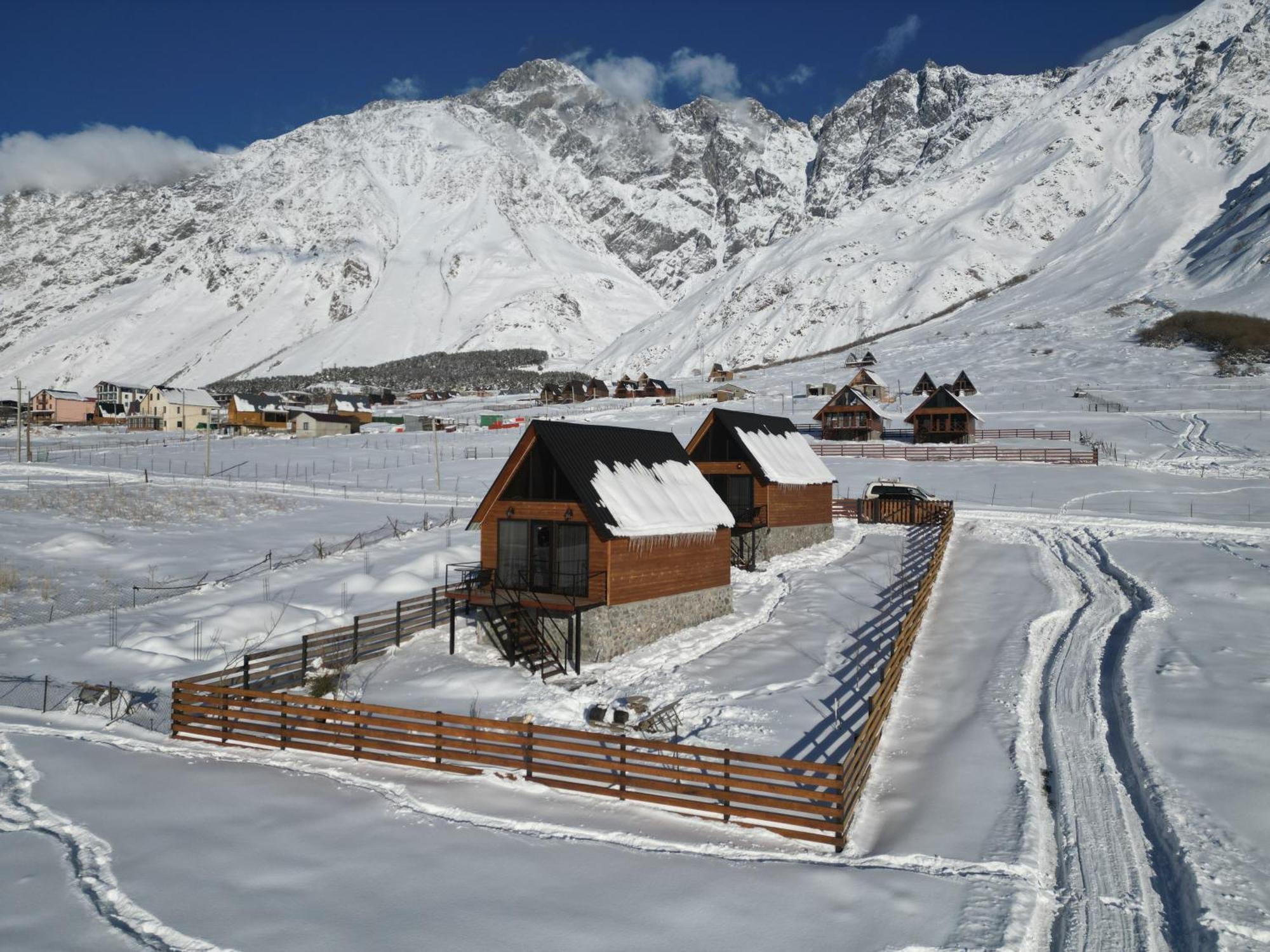 Traveler'S Cottages In Kazbegi Esterno foto