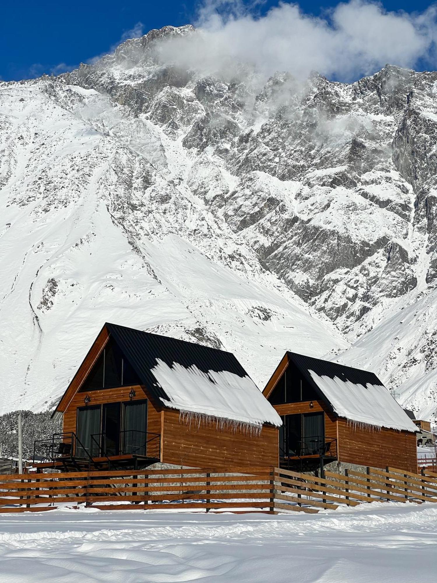 Traveler'S Cottages In Kazbegi Esterno foto
