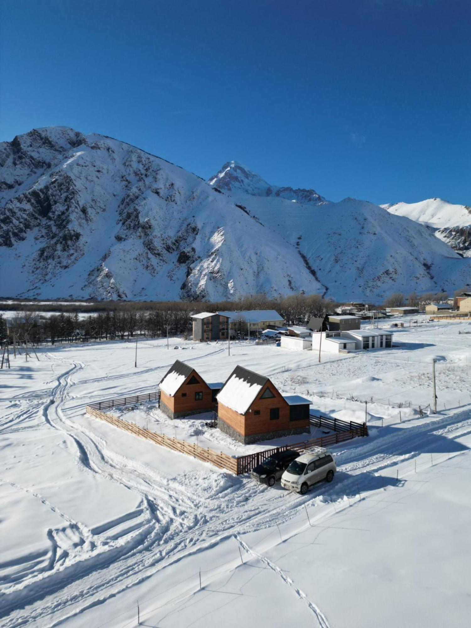 Traveler'S Cottages In Kazbegi Esterno foto