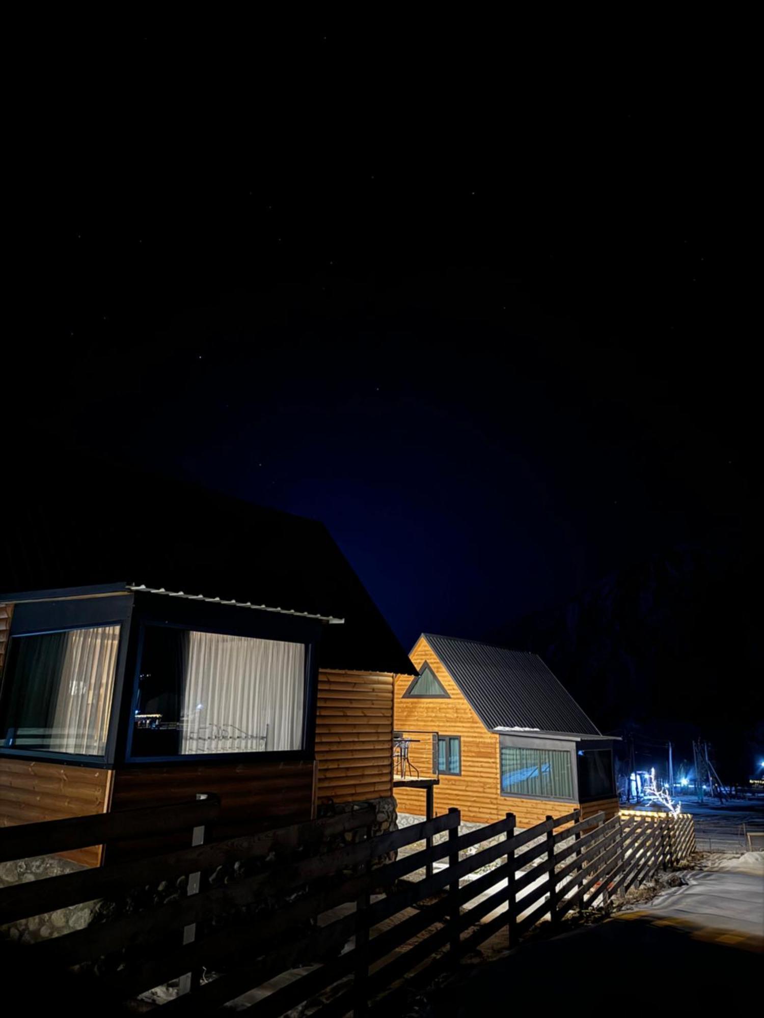 Traveler'S Cottages In Kazbegi Esterno foto