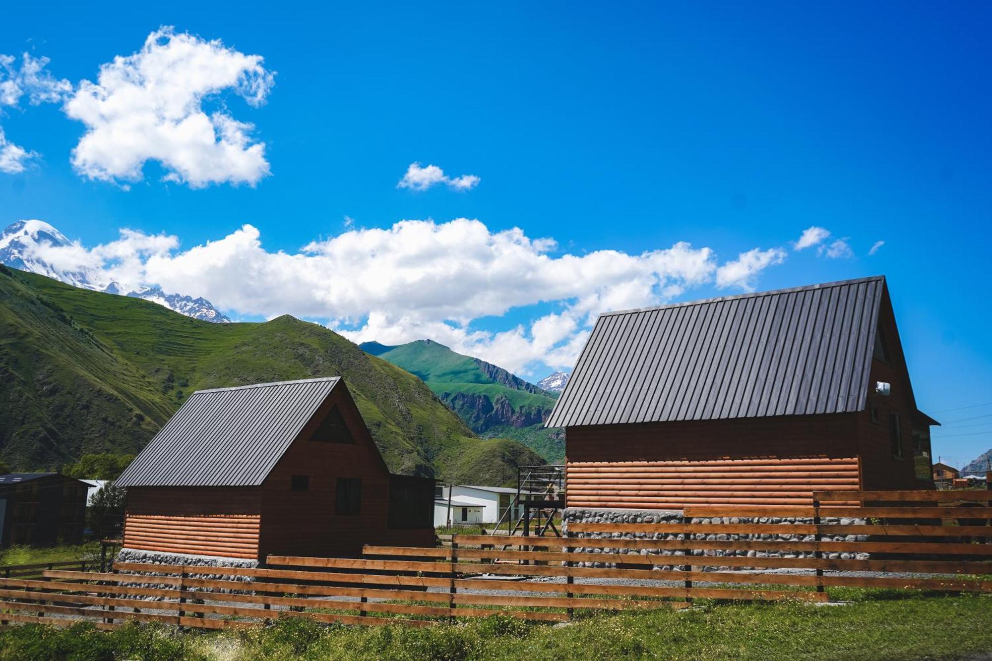 Traveler'S Cottages In Kazbegi Esterno foto