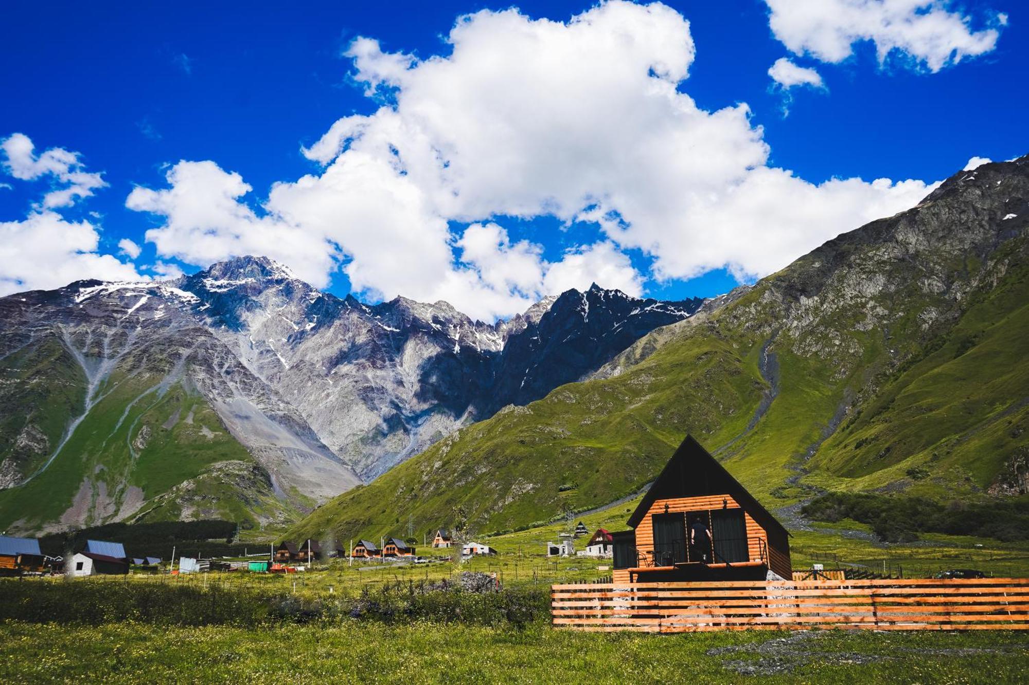 Traveler'S Cottages In Kazbegi Esterno foto