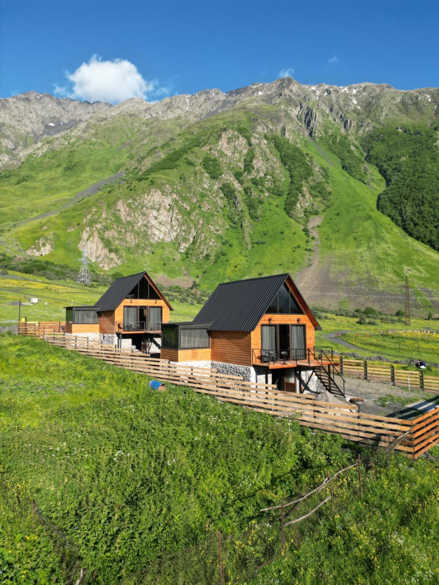 Traveler'S Cottages In Kazbegi Esterno foto