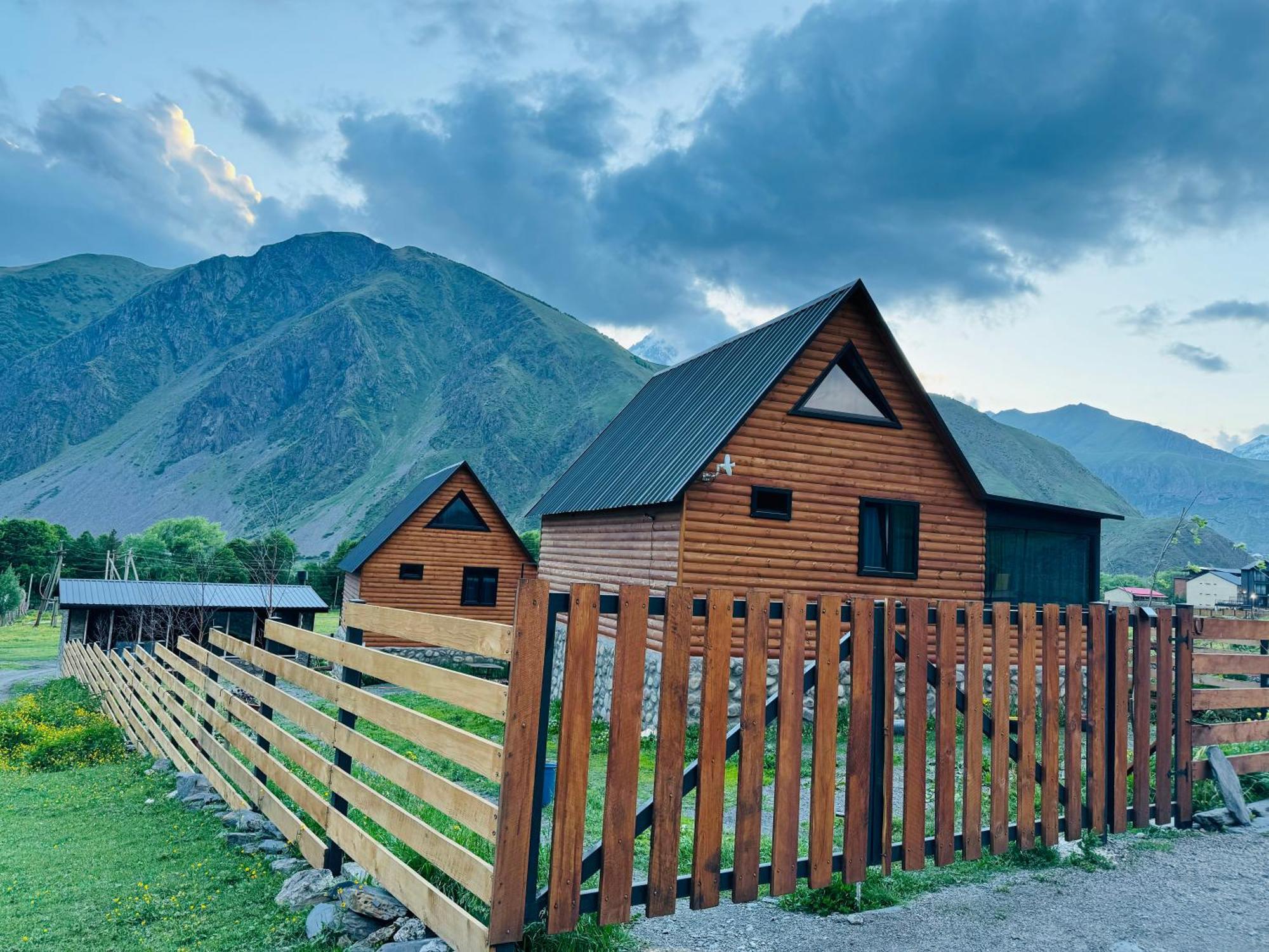 Traveler'S Cottages In Kazbegi Esterno foto