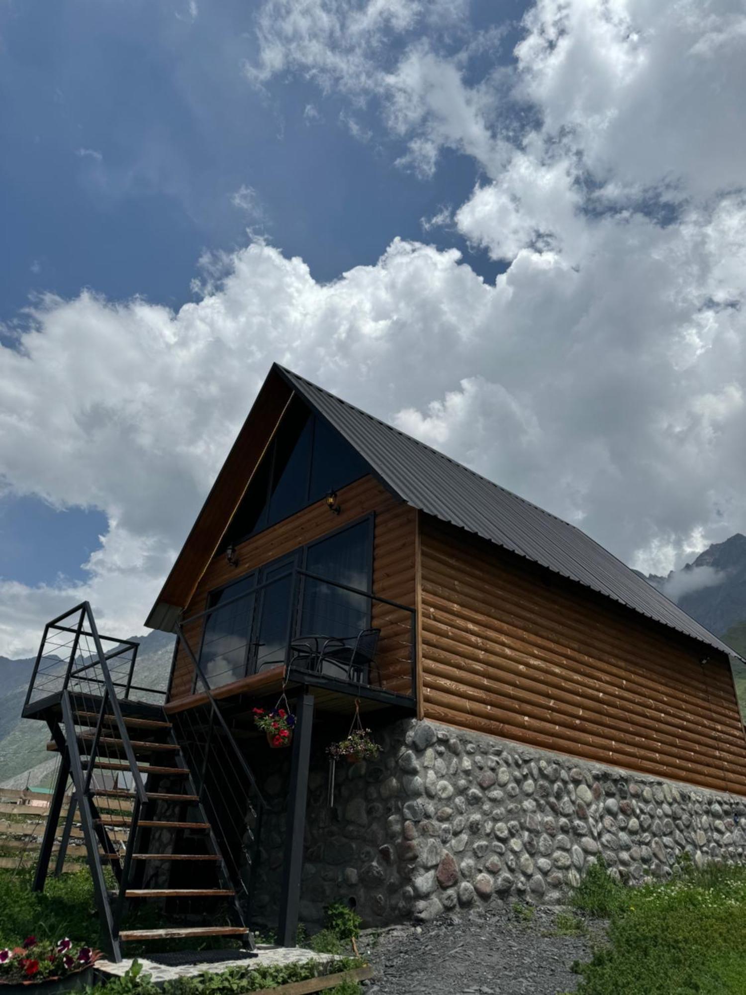 Traveler'S Cottages In Kazbegi Esterno foto