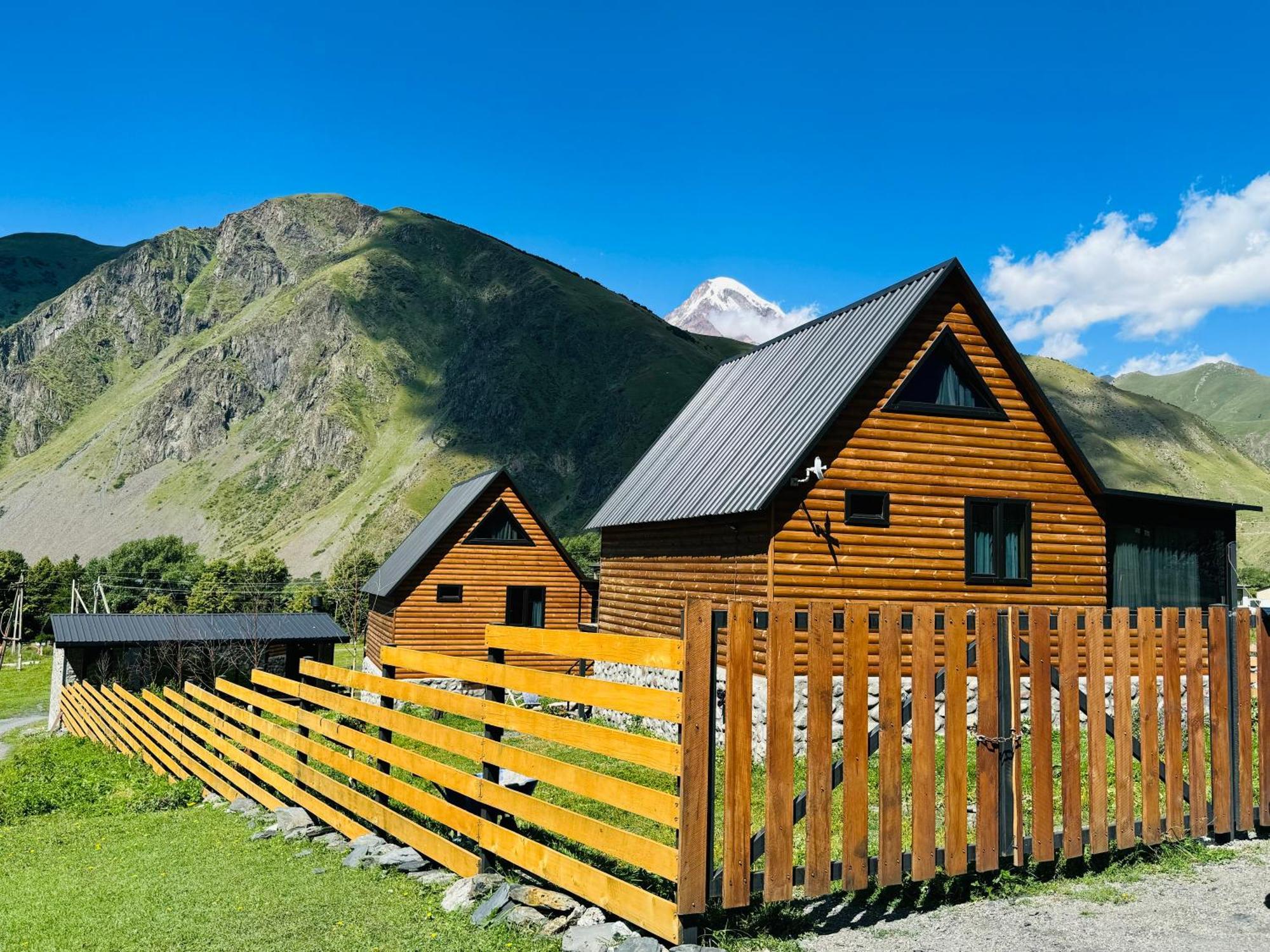 Traveler'S Cottages In Kazbegi Esterno foto